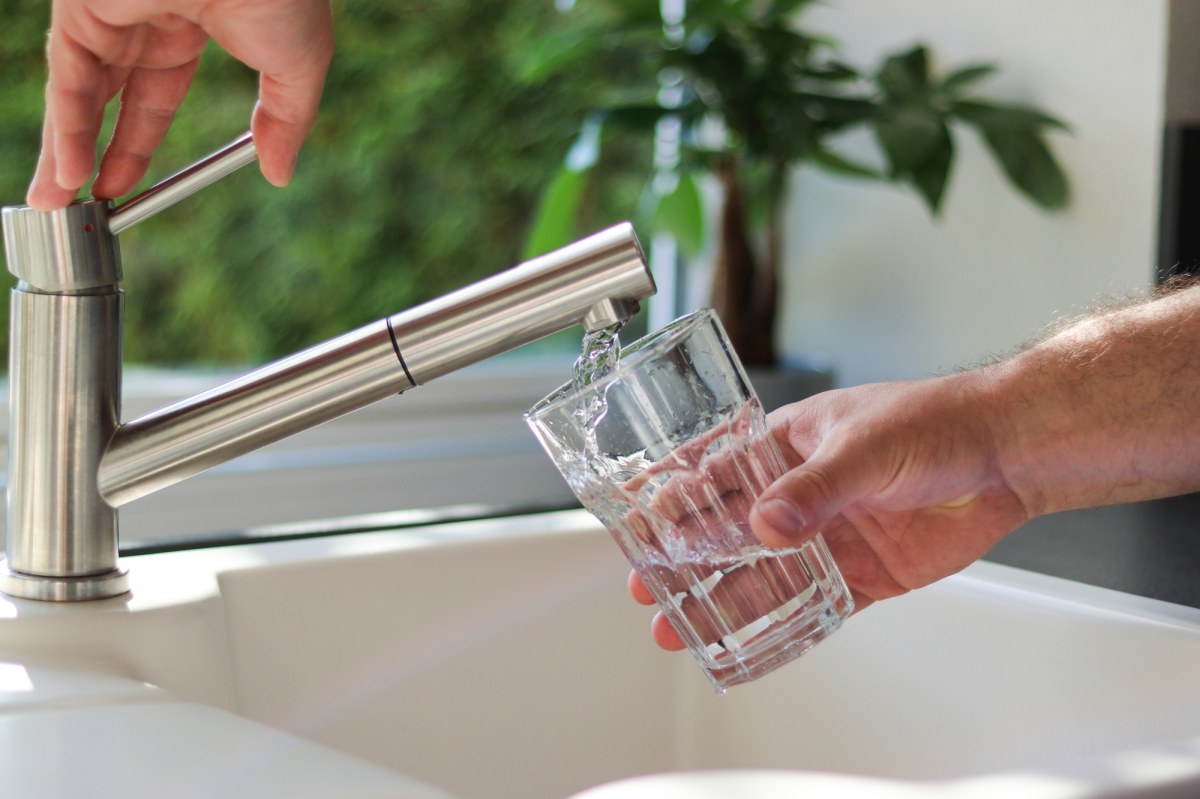 Kolejna awaria wodociągów w Warszawie. Do kiedy potrwają naprawy?