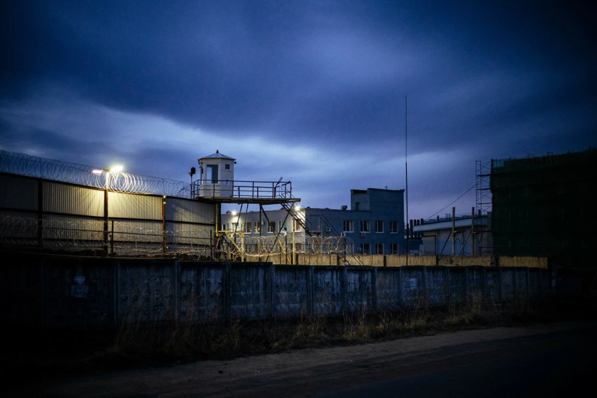 Władze rosyjskie wszczęły postępowanie przeciwko zastępcy naczelnika kolonii karnej w Charpie (obwód jamalsko-nieniecki). Jak informuje portal Wiorstka, śledztwo dotyczy nadużycia uprawnień służbowych - funkcjonariusz miał zmuszać osadzonych do remontowania swojego prywatnego mieszkania.