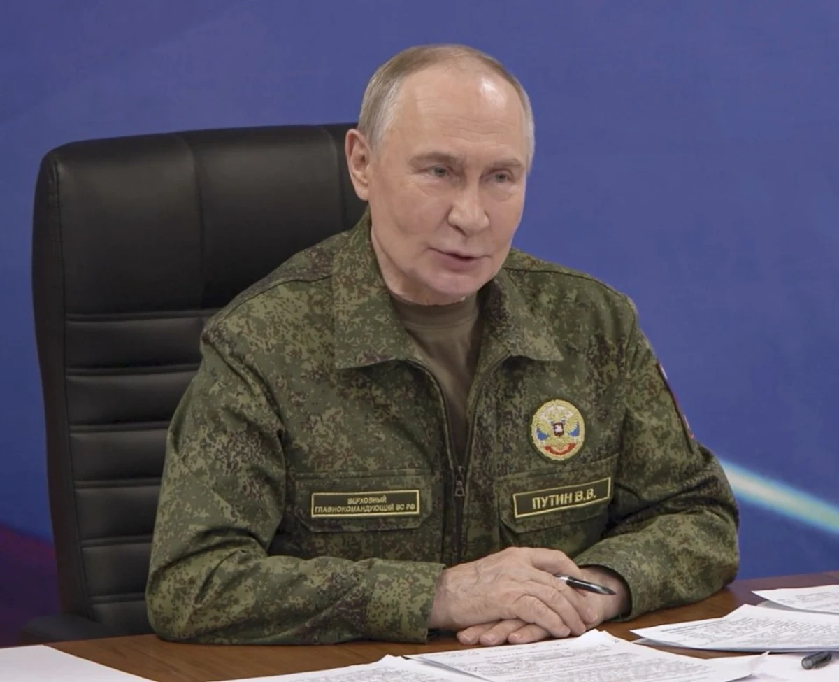 ​Władimir Putin po raz kolejny oznajmił, że Rosja osiągnie wszystkie wyznaczone cele "drogą zbrojną", jeśli Ukraina nie chce rozwiązać konfliktu pokojowo - poinformowała agencja Reutera. Putin wypowiadał się podczas narady w jednym z punktów dowodzenia sił zbrojnych.