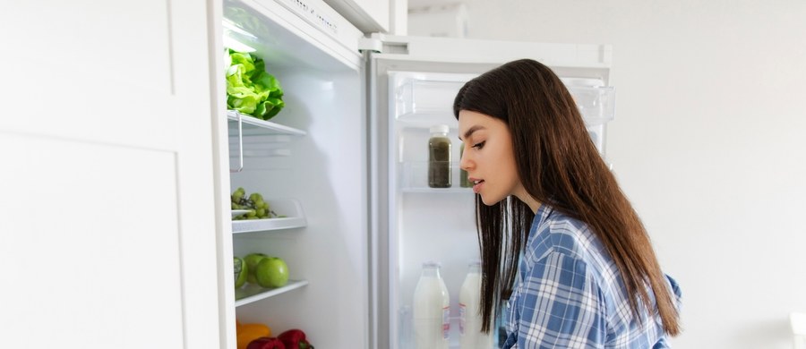 Powoli opróżniamy lodówki po świętach. Warto zwrócić uwagę nie tylko na to, co jeszcze nadaje się do jedzenia - ale także na to, co w ogóle nie powinno się tam znaleźć. Niektóre warzywa mogą mieć toksyczne działanie, jeżeli będą przechowywane w niskiej temperaturze.