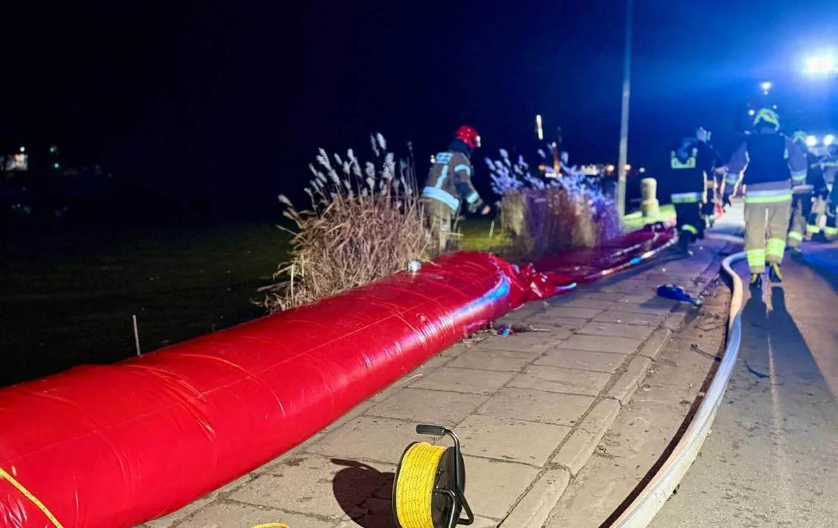 "W związku z przekroczeniem stanu ostrzegawczego na rzece Elbląg (590 cm) o godz. 1:05 wprowadziłem na terenie miasta stan pogotowia przeciwpowodziowego.
Służby pozostają w pełnej gotowości, sytuacja hydrologiczna jest na bieżąco monitorowana" - napisał w komunikacie w nocy z soboty na niedzielę prezydent Elbląga, Michał Missan. 