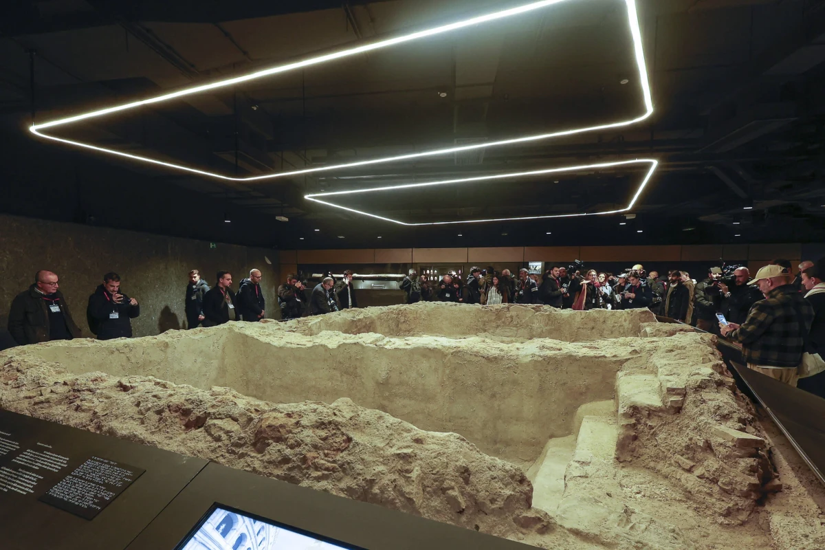 Nowa stacja metra Colosseo Fori Imperiali stała się jedną z największych atrakcji turystycznych Rzymu. Stacja została oddana do użytku po 13 latach budowy. Nazwano ją archeo-stacją ze względu na prezentowane tam znaleziska archeologiczne odkryte podczas prac. Została już okrzyknięta najpiękniejszą stacją metra na świecie. Można tam zobaczyć 350 dzieł sztuki, a także ruiny domów i budynków z czasów Cesarstwa Rzymskiego.