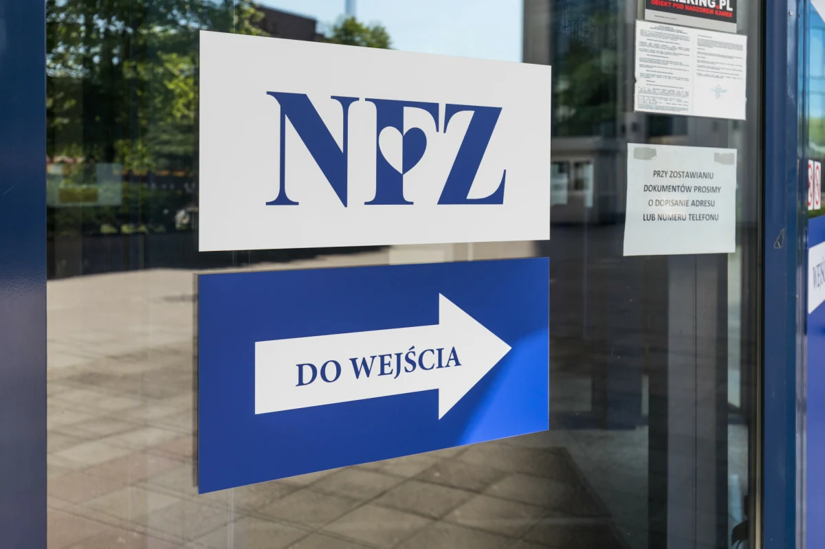 Narodowy Fundusz Zdrowia od nowego roku obniży wyceny czterech popularnych świadczeń medycznych - dowiedział się dziennikarz RMF FM Michał Dobrołowicz. Chodzi o pieniądze, które szpitale otrzymują za wykonane zabiegi i badania. NFZ tłumaczy to koniecznością urealnienia stawek, czyli dopasowaniem ilości pieniędzy, które otrzymują lecznice do ich kosztów. Obniżenie wycen to część poszukiwania oszczędności w systemie ochrony zdrowia.