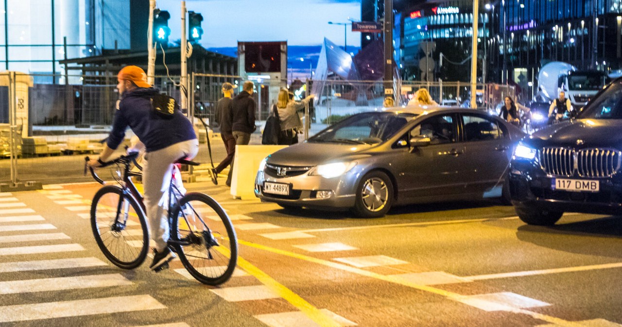 Wsiadł na rower, uderzył w auto, zapłaci 23 500 zł. Pożałował 50 złotych