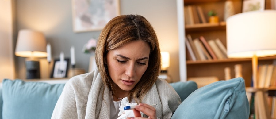 Wielu osobom wciąż wydaje się, że antybiotyk to „silniejszy lek na przeziębienie”. Tymczasem większość infekcji, które pojawiają się jesienią i zimą, ma podłoże wirusowe i nie wymaga antybiotykoterapii. Mimo to, część pacjentów sięga po nie samodzielnie, co często przynosi więcej szkody niż pożytku. Tymczasem, lekarze z Federacji Porozumienie Zielonogórskie przestrzegają, że nieodpowiednio zastosowany antybiotyk nie skraca choroby, a może wywołać działania niepożądane i spowodować nieodwracalne skutki. Dlaczego decyzja o zastosowaniu tych leków powinna wynikać wyłącznie z oceny lekarskiej, opartej na objawach i obrazie klinicznym pacjenta, a niewłaściwe stosowanie antybiotyków może stać się jednym z największych zagrożeń zdrowotnych naszych czasów?