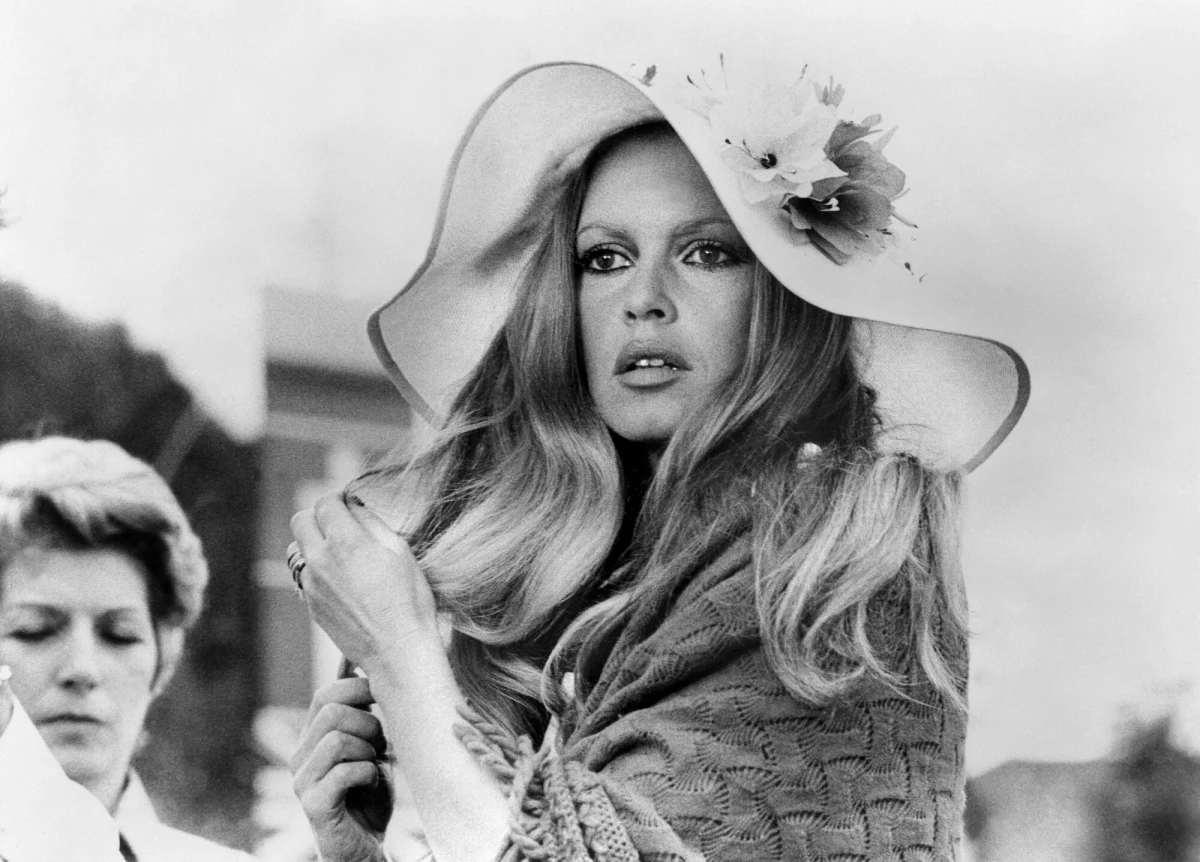 Nie żyje słynna aktorka Brigitte Bardot - poinformowała fundacja Brigitte Bardot w oficjalnym oświadczeniu. Ikona kina miała 91 lat. Była gwiazdą takich filmów, jak "I Bóg stworzył kobietę", "Prawda", "Historie niesamowite" czy "Na wypadek nieszczęścia". Za oceanem stała się sławna po występie u boku Kirka Douglasa w "Ich wielka miłość". Na filmową emeryturę przeszła tuż przed 40. urodzinami. Od lat znana była z wielkiego zaangażowania w walkę o prawa zwierząt.
