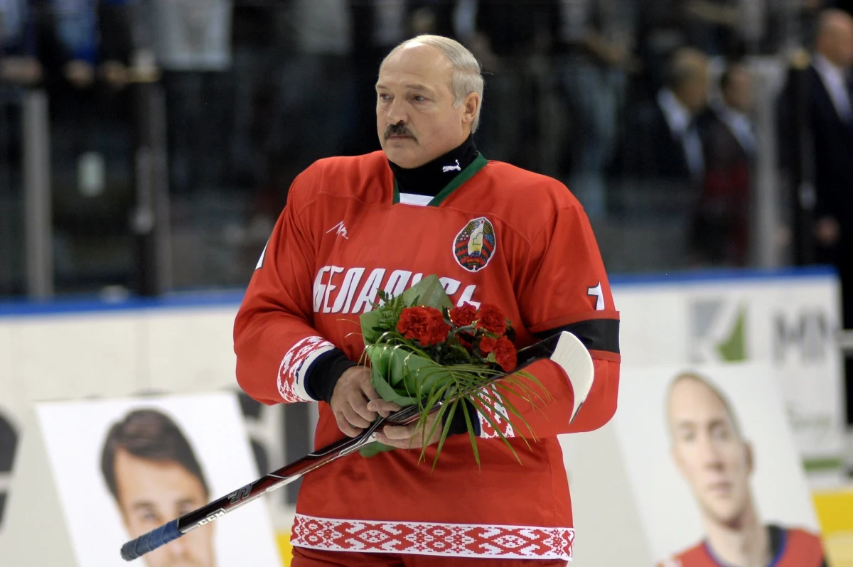 Białoruski dyktator Alaksandr Łukaszenka mimowolnie został bohaterem internetu. Nagranie z meczu hokeja na lodzie z jego udziałem obiegło sieć. W pewnym momencie hokejowego spotkania z drużyną z Brześcia dyktator został obalony przez... zawodnika z jego drużyny, zaliczając bardzo twarde lądowanie.