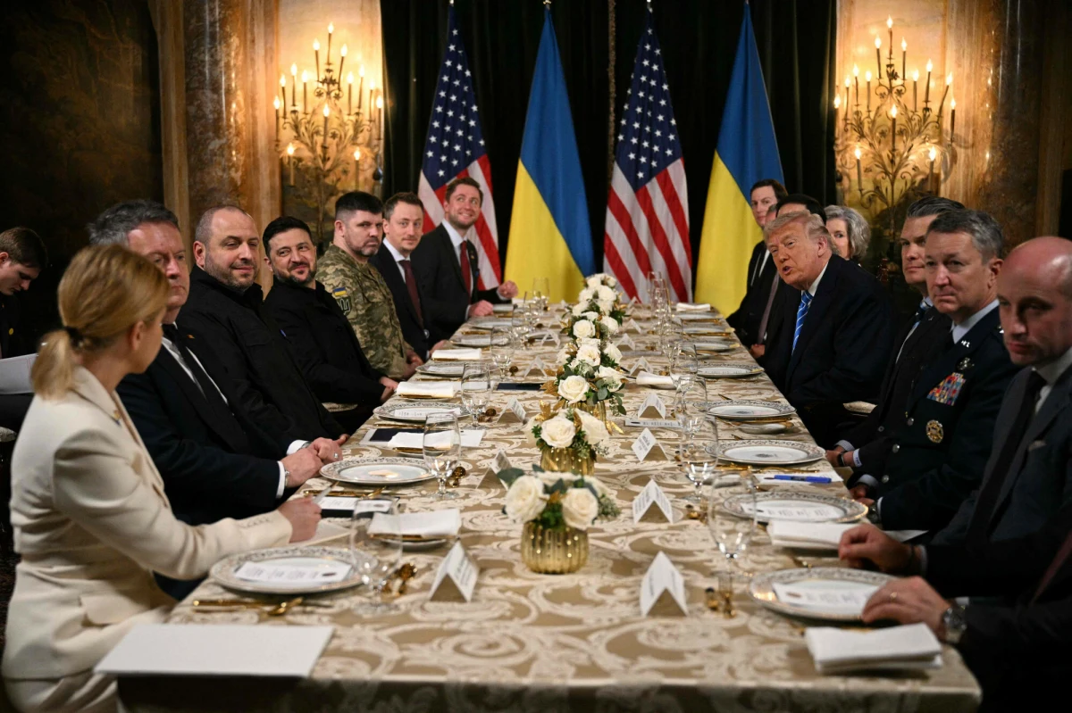 Donald Trump tuż przed kluczowymi rozmowami USA-Ukraina w posiadłości Mar-a-Lago na Florydzie wyprosił dziennikarzy z sali i polecił, by… podać im obiad. Menu, zakaz robienia zdjęć potraw oraz wyjątkowo ciepłe powitanie Wołodymyra Zełenskiego odsłaniają nieznane kulisy spotkania.