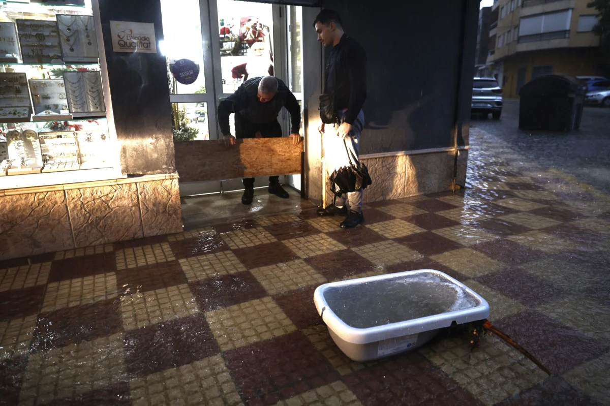 Intensywne opady deszczu doprowadziły do powodzi w południowych i wschodnich prowincjach Hiszpanii. W wyniku żywiołu zginęła jedna osoba, a dwie kolejne uznano za zaginione. Władze apelują do mieszkańców o pozostanie w domach i zachowanie szczególnej ostrożności.