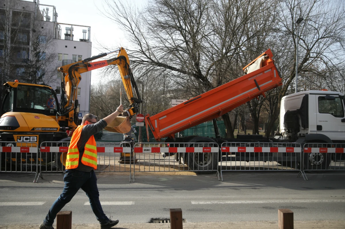 Już wkrótce mieszkańców Krakowa czekają poważne zmiany na ul. Piastowskiej. Rozpoczyna się długo wyczekiwana przebudowa jednej z ważniejszych arterii w dzielnicach V Krowodrza i VII Zwierzyniec. Modernizacja przyniesie nowe udogodnienia dla pieszych, rowerzystów i kierowców, ale wiąże się także z czasowymi utrudnieniami w ruchu.