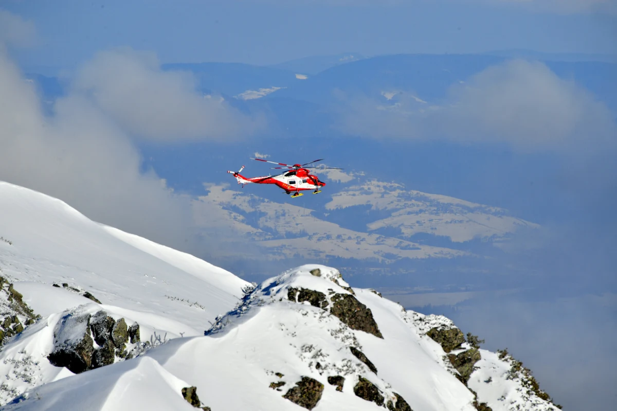 Ratownicy Tatrzańskiego Ochotniczego Pogotowia Ratunkowego udzielają pomocy turyście w rejonie Rysów. Mężczyzna pomylił drogę i wszedł w trudny wspinaczkowy teren pod Niżnymi Rysami. W ostatnich dniach w Tatrach panują bardzo niebezpieczne warunki.