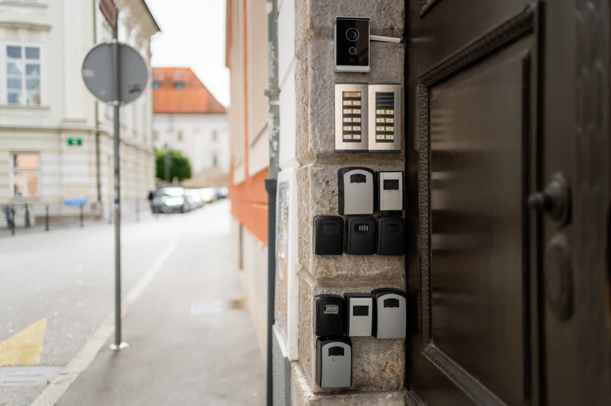 Najem krótkoterminowy może zostać mocno ograniczony. Liczba oferowanych w ten sposób turystom lokali w blokach mieszkalnych może się zmniejszyć w związku z rozwiązaniem dotyczącym przepisów przeciwpożarowych zawartym w projekcie ustawy przygotowanym przez Ministerstwo Sportu i Turystyki. Jego szczegóły opisuje „Rzeczpospolita”. 