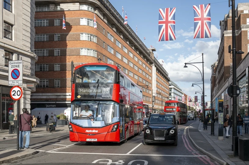 Trend wyraźnie się odwraca. Teraz to Brytyjczycy wybierają Polskę