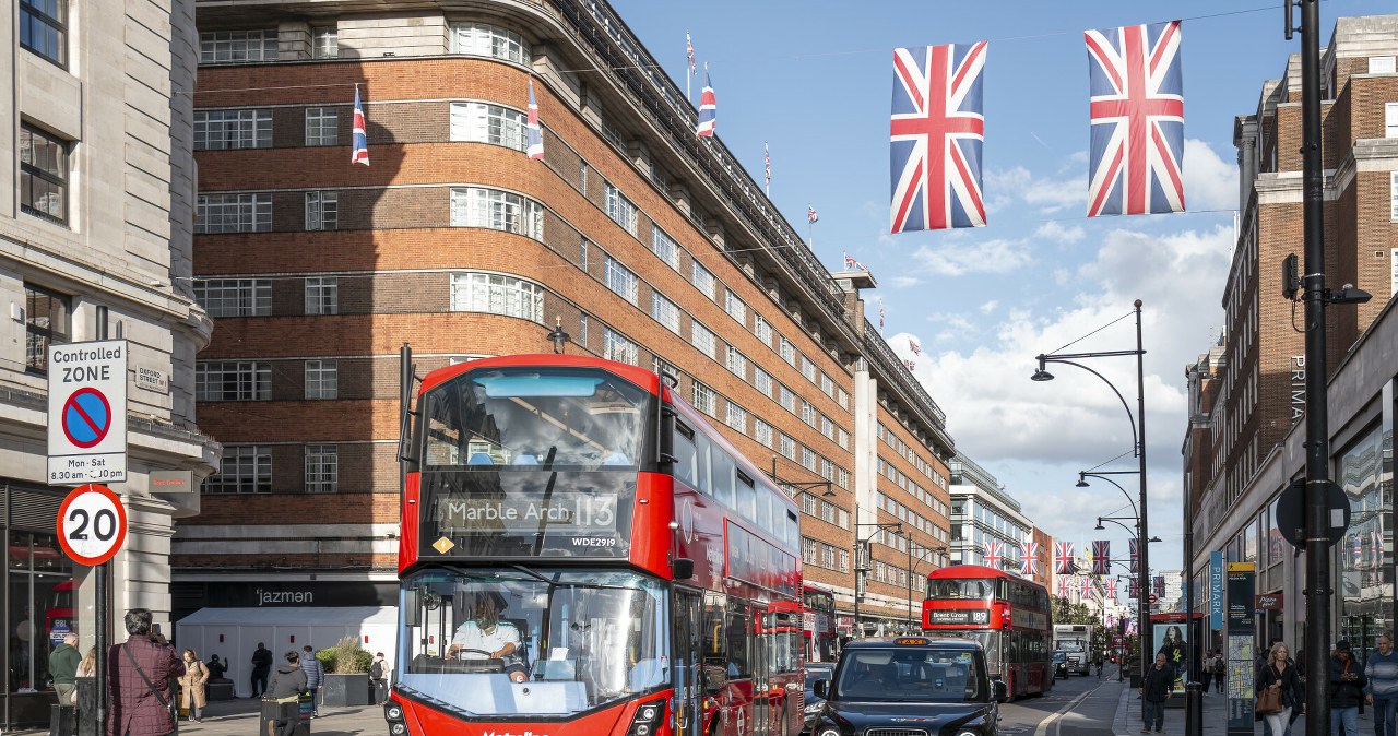 Trend wyraźnie się odwraca. Teraz to Brytyjczycy wybierają Polskę