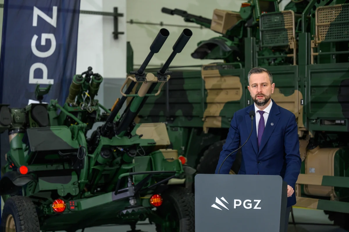 Minister obrony Władysław Kosiniak-Kamysz wziął udział w podpisaniu umowy na realizację projektu inwestycyjnego w Zakładach Mechanicznych "Tarnów". "To dzień szczególny dla zakładów w Tarnowie. Podnoszą swoje zdolności i wchodzą na wyższą półkę przemysłu zbrojeniowego, stając się producentem całych systemów obrony powietrznej" - oświadczył wicepremier. 