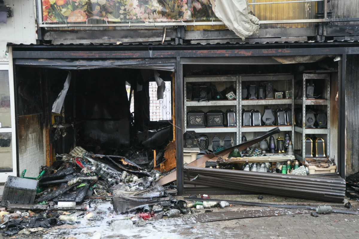 Nawet 5 lat więzienia grozi mężczyźnie zatrzymanemu w związku z pożarem kompleksu sklepów przy ul. Bakalarskiej w Warszawie. Jak dowiedział się reporter RMF FM Michał Dobrołowicz, 36-latek usłyszał zarzut zniszczenia mienia. 