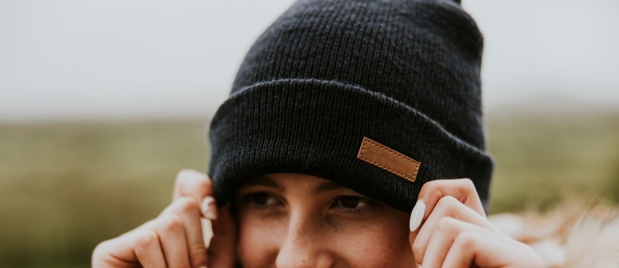 Skoro nie ma siarczystych mrozów, to można zrezygnować z ochrony głowy przed zimnem? Choć dawno już został obalony mit, że przez tę część ciała ucieka najwięcej ciepła – to specjaliści nie mają wątpliwości, że czapka to nie tylko większy komfort termiczny, ale też zabezpieczenie przed przeziębieniem i infekcjami.