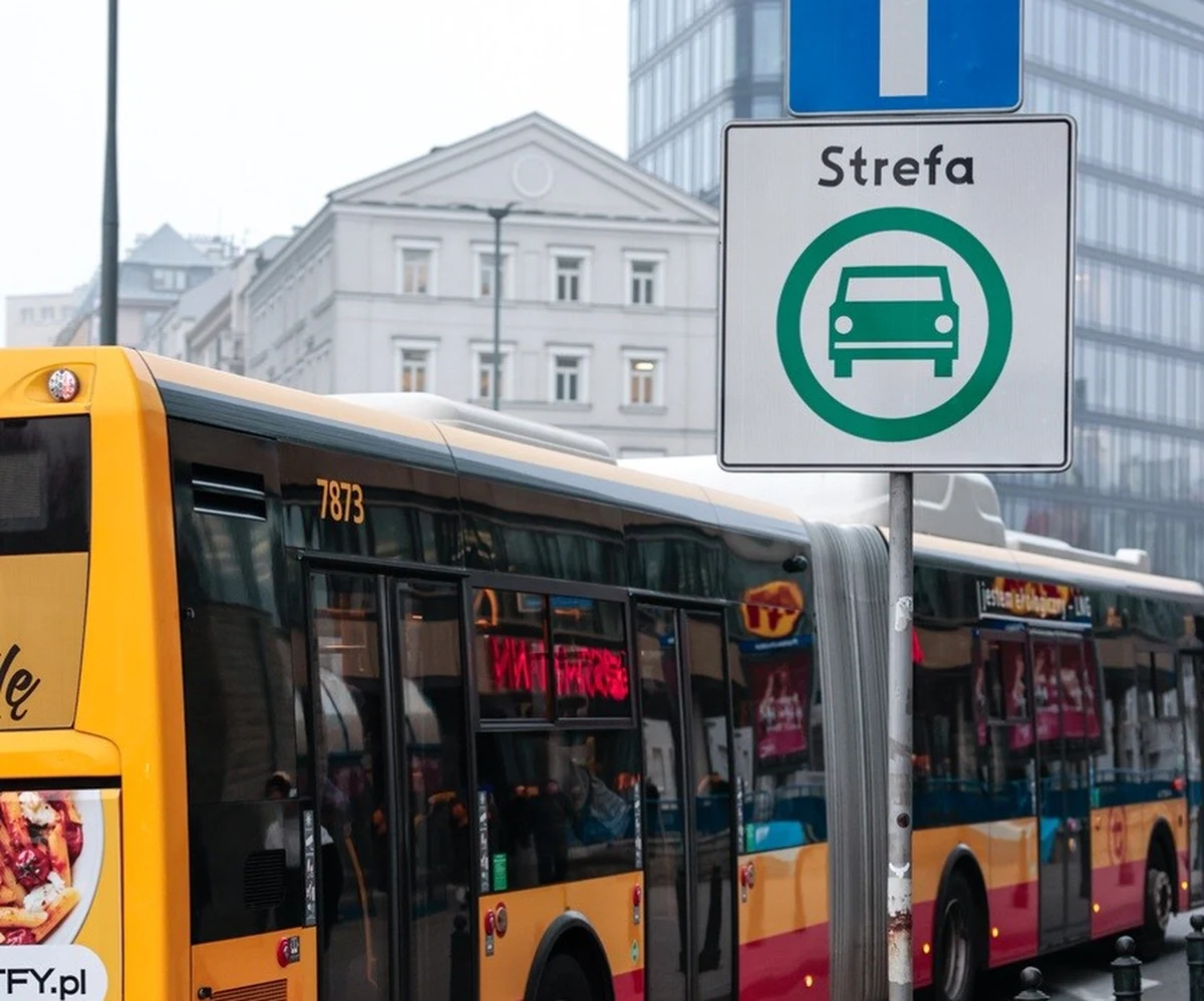 Od 1 stycznia 2026 roku wchodzą w życie nowe, bardziej restrykcyjne zasady dotyczące wjazdu do warszawskiej Strefy Czystego Transportu. Zmiany obejmą przede wszystkim właścicieli starszych samochodów, ale nie zabraknie wyjątków dla mieszkańców stolicy i wybranych grup społecznych.