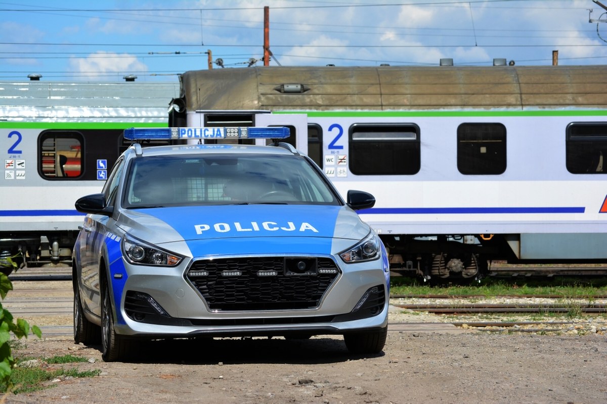 Dwa auta przy torach postawiły służby na nogi. Ustalenia RMF FM