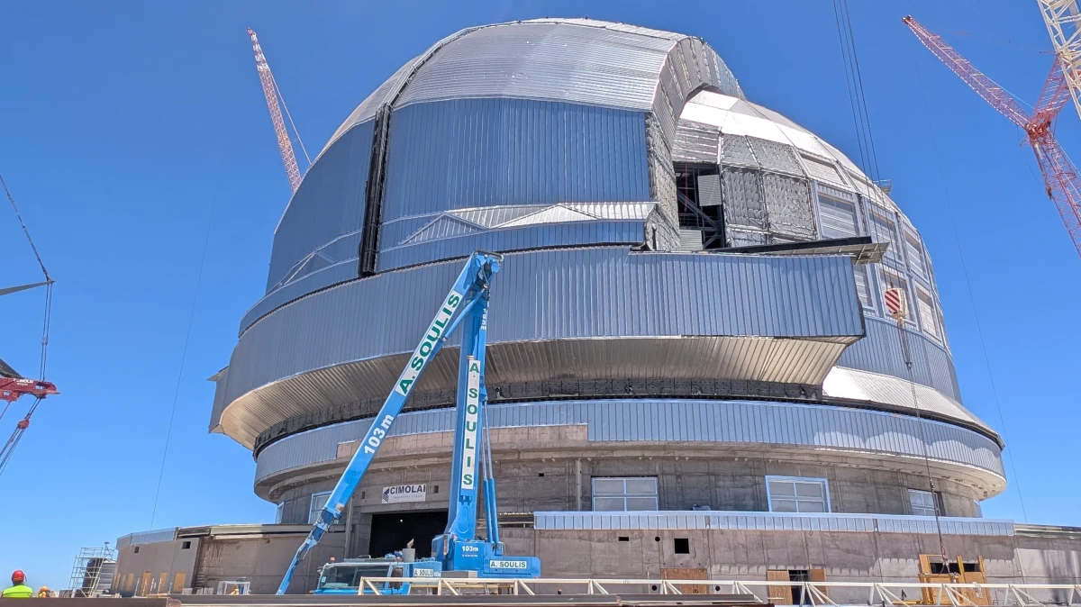 Na wysokości 3046 m n.p.m., na szczycie Cerro Armazones na pustyni Atakama w Chile, powstaje największy teleskop optyczny na świecie. Pod koniec tej dekady teleskop ELT (Extremely Large Telescope) ma doprowadzić do prawdziwej rewolucji w astronomii. Obserwacje z pomocą rekordowych rozmiarów zwierciadła, pod ciemnym i bezchmurnym przez 320 nocy w roku niebem, mają pomóc między innymi w zrozumieniu mechanizmów ewolucji Wszechświata i opisie planet pozasłonecznych zdolnych do podtrzymania życia. Reporter RMF FM Grzegorz Jasiński, na zaproszenie Europejskiego Obserwatorium Południowego, miał okazję zajrzeć za kulisy tej niezwykłej inwestycji, która skalą przypomina zadaszony stadion piłkarski.