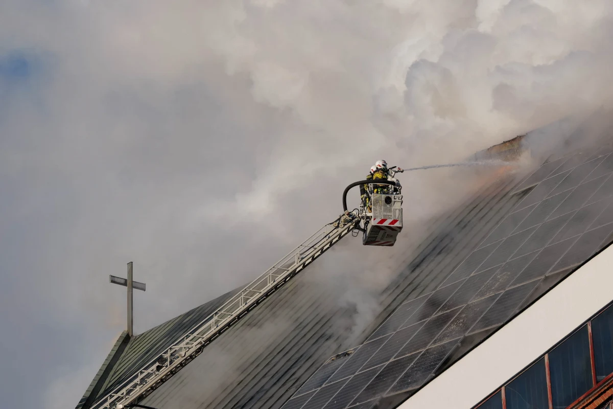 Po pożarze, który wybuchł w Boże Narodzenie na poddaszu i dachu kościoła Najświętszego Serca Jezusowego przy ul. Kunickiego w Lublinie, świątynia grozi zawaleniem. Z tego powodu została wyłączona z użytkowania – poinformował Powiatowy Inspektorat Nadzoru Budowlanego. Decyzja obowiązuje do 7 stycznia, a do tego czasu właściciel ma zabezpieczyć i odpowiednio oznaczyć budynek. Proboszcz zapowiedział przebudowę kościoła.