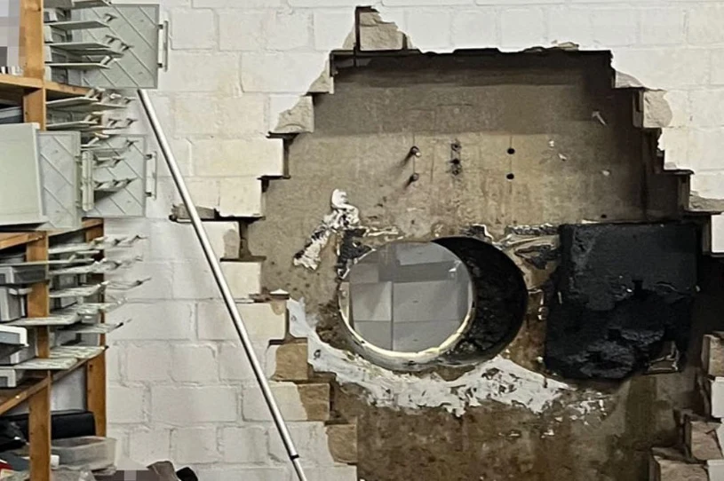 Włamanie rodem z filmu. Złodzieje wywiercili gigantyczną dziurę