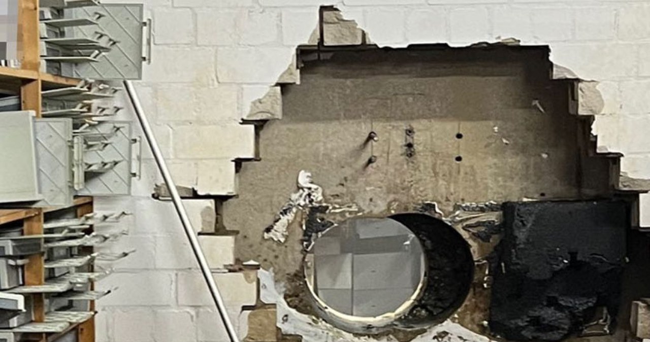 Włamanie rodem z filmu. Złodzieje wywiercili gigantyczną dziurę