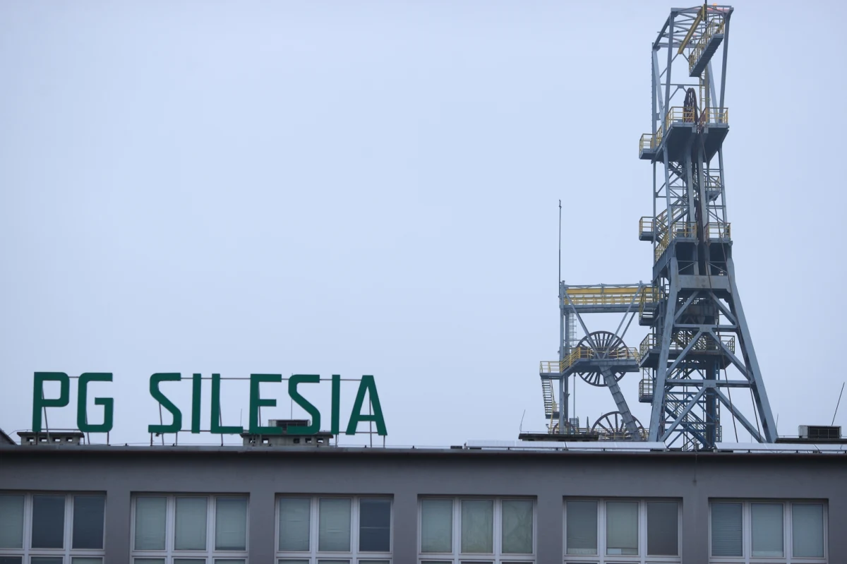 Koniec podziemnego protestu w kopalni Silesia w Czechowicach-Dziedzicach. Protestujacy od ponad tygodnia górnicy po podpisaniu porozumienia w Katowicach i wieczornych rozmowach ze związkowcami wyjechali na powierzchnię. Wszyscy zostali zbadani przez lekarza i razem ze swoimi bliskimi rozjechali się do domów.