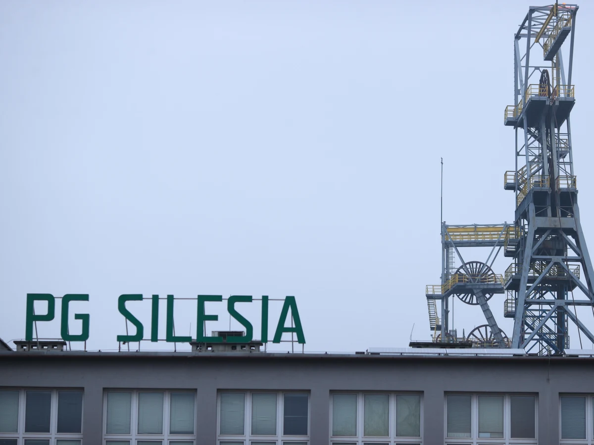 W Katowicach podpisano w poniedziałek porozumienie ws. zabezpieczenia pracowników PG Silesia. Wcześniej kilka godzin trwały rozmowy w ramach Trójstronnego Zespołu ds. Bezpieczeństwa Socjalnego Górników, w których uczestniczył m.in. minister energii Miłosz Motyka. Ustawa górnicza ma zostać znowelizowana tak, by objąć nią pracowników PG Silesia - takie deklaracje strony rządowej wynikają z zawartej ugody.