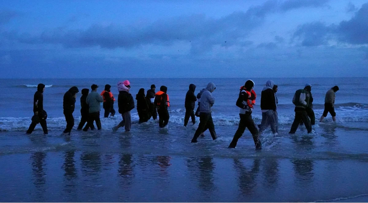 W 2025 roku ponad 3 tysiące migrantów straciło życie, próbując przedostać się do Hiszpanii drogą morską – wynika z najnowszego raportu organizacji Caminando Fronteras. To znaczny spadek w porównaniu z poprzednim rokiem, kiedy odnotowano ponad 10 tysięcy ofiar. Eksperci informuję jednak, że niższa liczba zgonów to efekt zaostrzenia kontroli granicznych, które zmusiły migrantów do wybierania coraz bardziej niebezpiecznych tras.