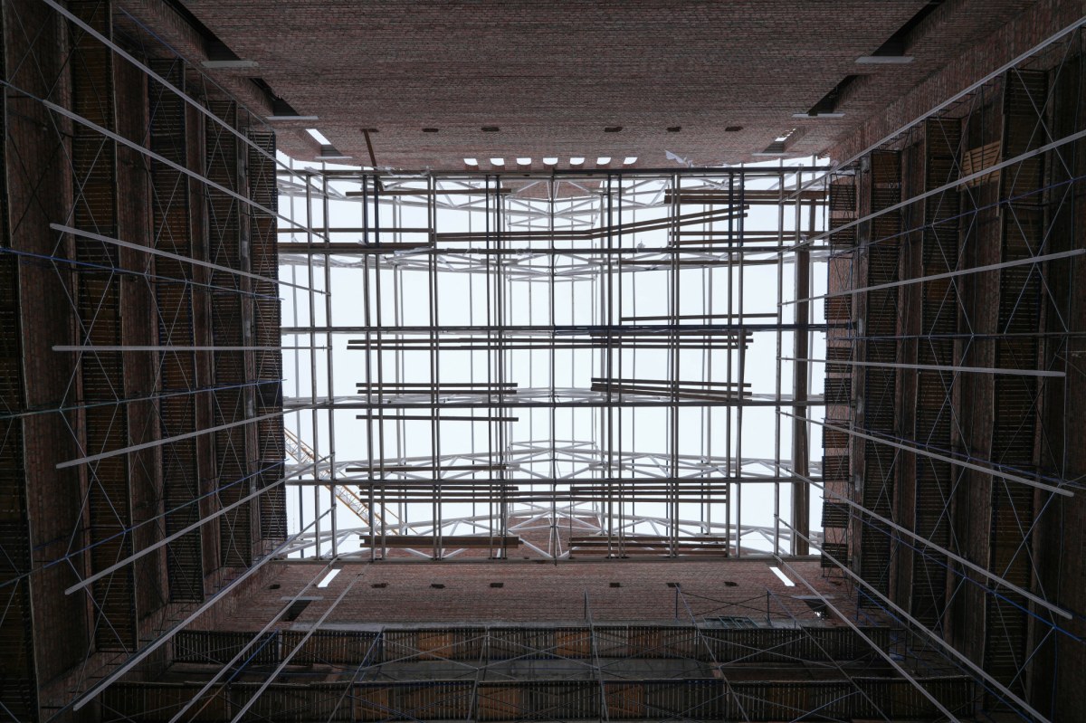 "Śpiew i taniec na kościach". Rosjanie odbudowali teatr w Mariupolu