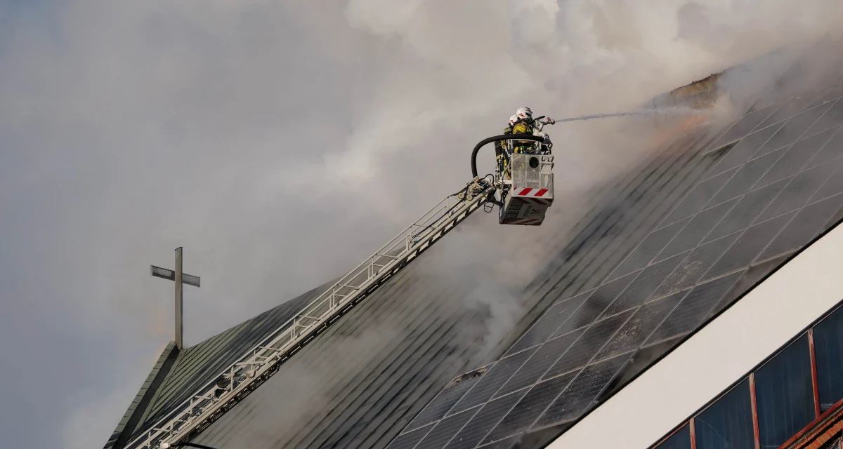 Po pożarze, który wybuchł w Boże Narodzenie na poddaszu i dachu kościoła Najświętszego Serca Jezusowego przy ul. Kunickiego w Lublinie, świątynia grozi zawaleniem. Z tego powodu została wyłączona z użytkowania – poinformował Powiatowy Inspektorat Nadzoru Budowlanego. Decyzja obowiązuje do 7 stycznia, a do tego czasu właściciel ma zabezpieczyć i odpowiednio oznaczyć budynek. Proboszcz zapowiedział przebudowę kościoła.