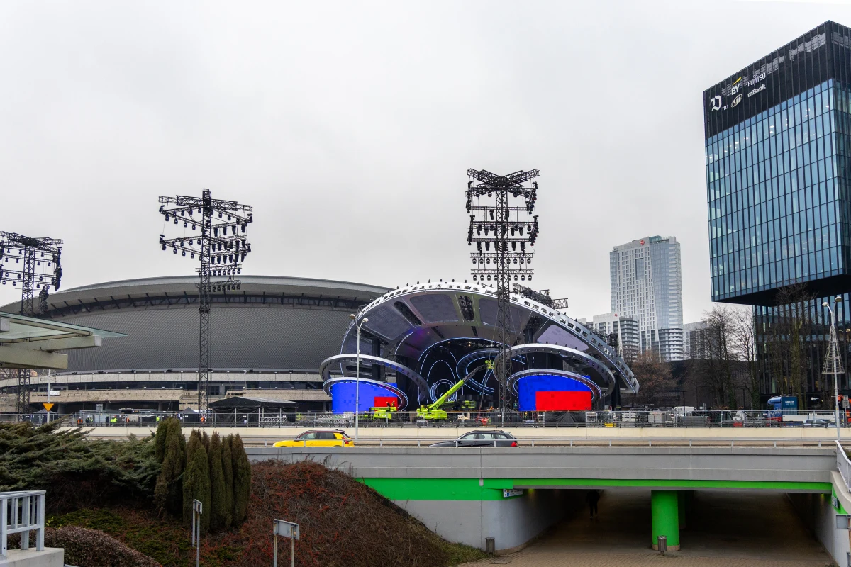 W sylwestrową noc w Katowicach pasażerów i kierowców czekają duże zmiany. W związku z imprezą "Sylwester z Dwójką" przy Spodku, komunikacja miejska będzie kursować według specjalnych rozkładów, a przejazdy będą bezpłatne na podstawie kuponu. W centrum miasta pojawią się także liczne utrudnienia drogowe.
