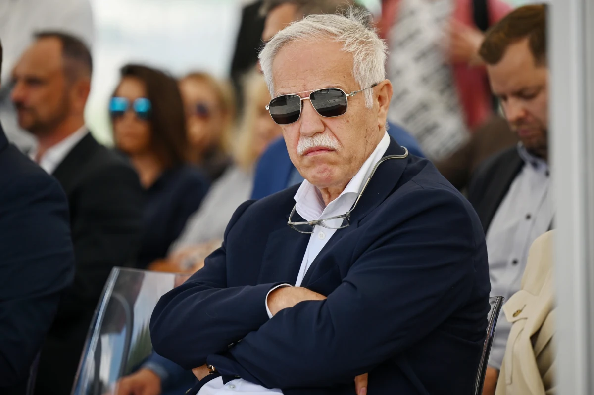 Grupa Polsat Plus ogłosiła ważne zmiany w swoich strukturach zarządczych i nadzorczych. Nowym prezesem zarządu Grupy, Cyfrowego Polsatu i Telewizji Polsat został syn miliardera Piotr Żak. Do składu rad nadzorczych dołączyli też córka Aleksandra Żak i najstarszy syn założyciela Polsatu Tobias Solorz. Taki jest finał sporu, który trwał od miesięcy. 