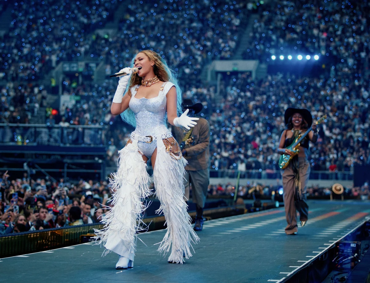 Beyoncé oficjalnie dołączyła do elitarnego grona muzycznych miliarderów. Jak podaje magazyn "Forbes", amerykańska gwiazda ma już na koncie ponad miliard dolarów. Tym samym znalazła się w elitarnym klubie, w którym są już jej mąż Jay-Z, Taylor Swift, Bruce Springsteen oraz Rihanna.