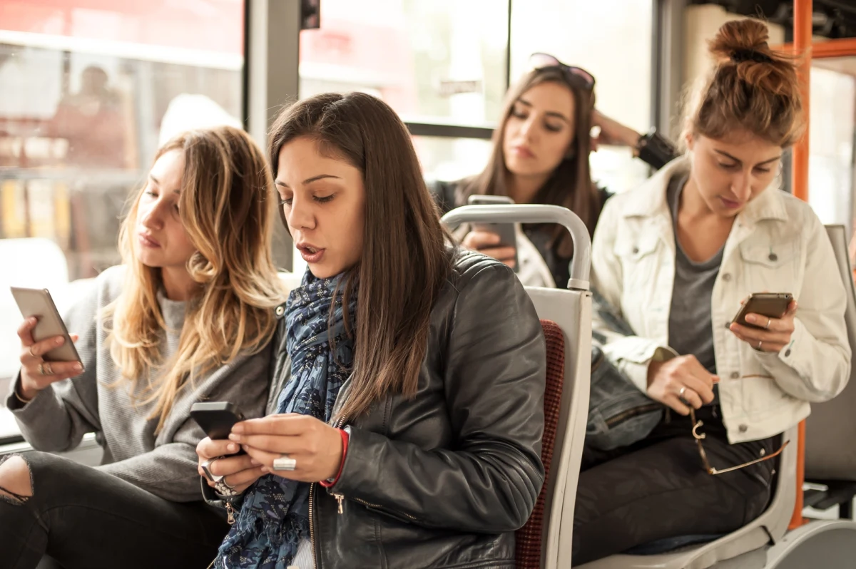 Od stycznia 2026 roku pasażerowie komunikacji miejskiej w Krakowie muszą liczyć się z nowymi przepisami. Za głośne rozmowy przez telefon lub słuchanie muzyki przez głośnik w autobusie czy tramwaju grozi kara 200 złotych lub nawet nakaz opuszczenia pojazdu.