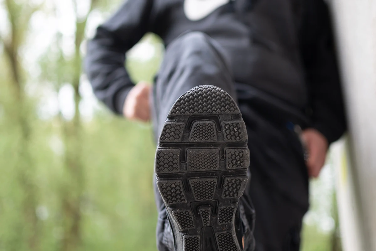 Wrocławska policja zatrzymała mężczyznę, który brutalnie zaatakował i okradł 90-letnią mieszkankę tego miasta. 56-latkowi grozi nawet 15 lat więzienia. 