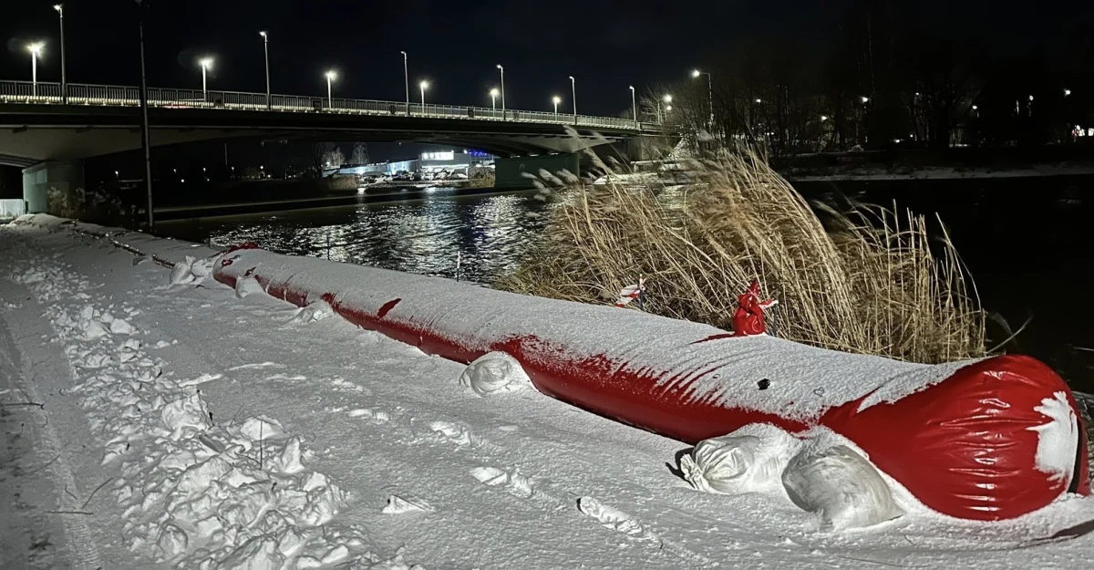 We wtorek rano poziom rzeki Elbląg w Elblągu przekroczył stan alarmowy, który wynosi 610 cm. W związku z tym prezydent miasta Michał Missan zdecydował o wprowadzeniu alarmu przeciwpowodziowego, który obowiązuje do odwołania. Taka decyzja oznacza podniesienie gotowości wszystkich służb miejskich w związku z możliwym wylaniem rzeki.