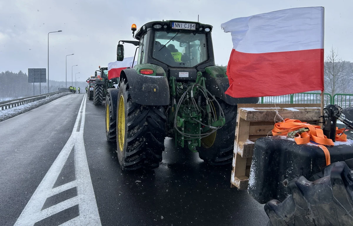 "To krzyk ludzi, którzy zostali pominięci, pozostawieni bez opieki i bez realnej reprezentacji" - tak Oddolny Ogólnopolski Protest Rolników opisuje dzisiejszą akcję przeciwko umowie Unii Europejskiej z krajami Mercosur. Rolnicy wyjechali ciągnikami m.in. na drogi krajowe, wiadukty i w okolice autostrad. Pojawili się też w dużych miastach. Nie chcą blokować ruchu, a jedynie go spowalniać.