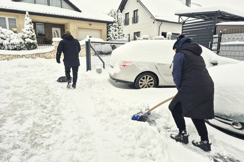 Zima przyszła, sąsiedzi się spierają. Kto musi odśnieżać granicę?