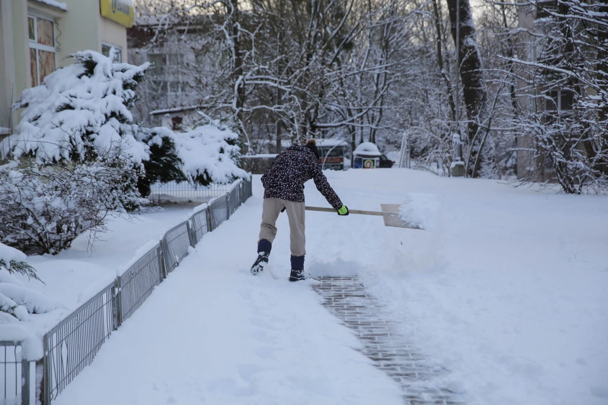 Instytut Meteorologii i Gospodarki Wodnej wydał ostrzeżenia pierwszego, drugiego i trzeciego stopnia dla wielu regionów Polski. Powodem są prognozowane zamiecie śnieżne, silny wiatr oraz gwałtowne wzrosty poziomu wód na wybrzeżu. Miejscami może spaść nawet 60 cm śniegu. Prognozowane są też burze. Alerty wydało również RCB. 