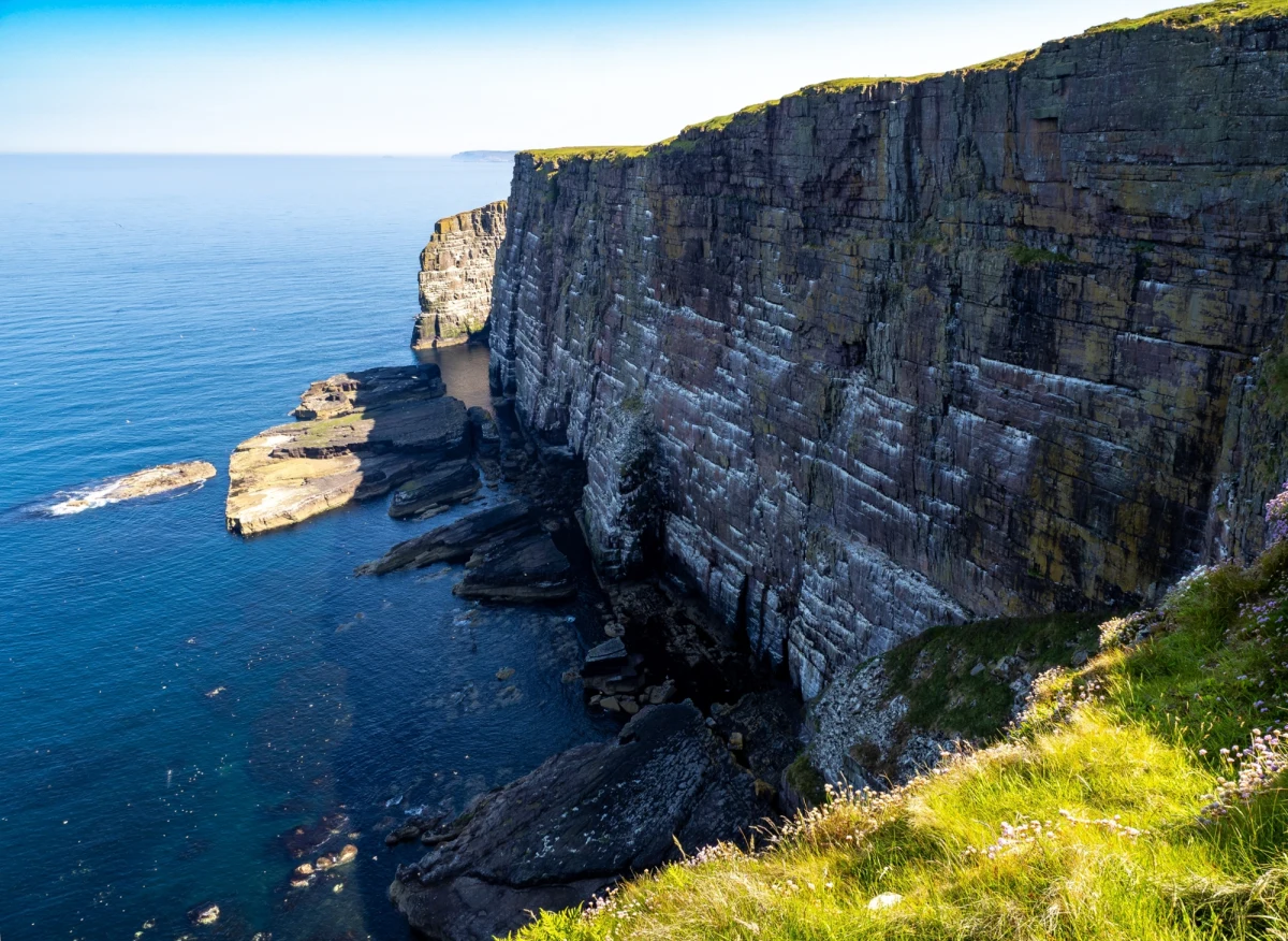 Szkocka organizacja Scottish Wildlife Trust (SWT) poszukuje nowego strażnika na niewielką, niezamieszkaną wyspę Handa położoną na północno-zachodnich krańcach regionu Highlands. To propozycja dla osób, które nie boją się wyzwań, samotności i cotygodniowych rejsów łodzią na ląd, by zrobić pranie i zakupy.