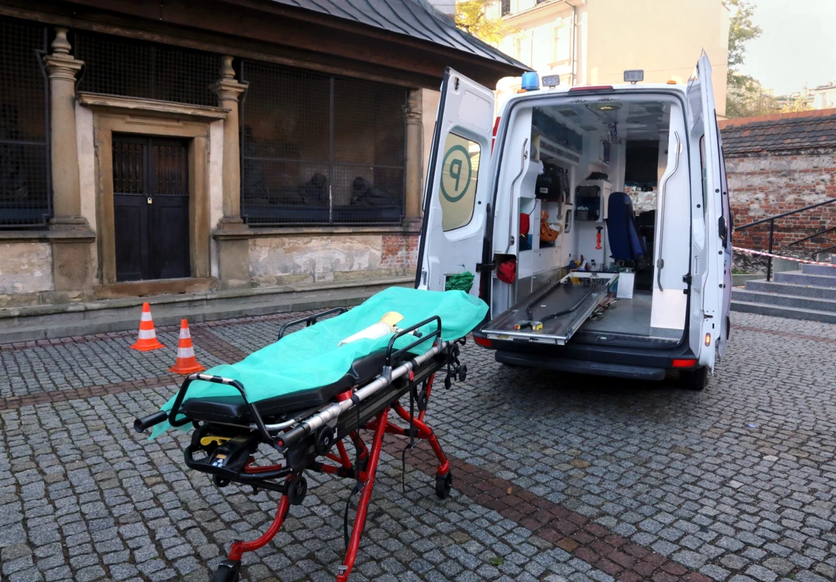 Policja zatrzymała pijanego 19-latka, który zaatakował ratowników medycznych w Wejherowie (Pomorskie). Młody mężczyzna zniszczył też nosze, na kórych udzielano mu pomocy. Czeka na postawienie zarzutów w prokuraturze.