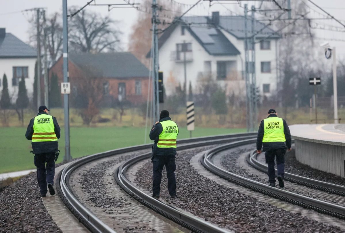 Straż Ochrony Kolei szuka nowych funkcjonariuszy, oferując atrakcyjne wynagrodzenie nawet do 8 tys. zł brutto miesięcznie, liczne dodatki i benefity oraz stabilną pracę w służbie mundurowej. To szansa dla osób, które chcą dbać o bezpieczeństwo na dworcach i w pociągach. Sprawdź, jakie wymagania trzeba spełnić i jakie przywileje czekają na nowych pracowników SOK. 