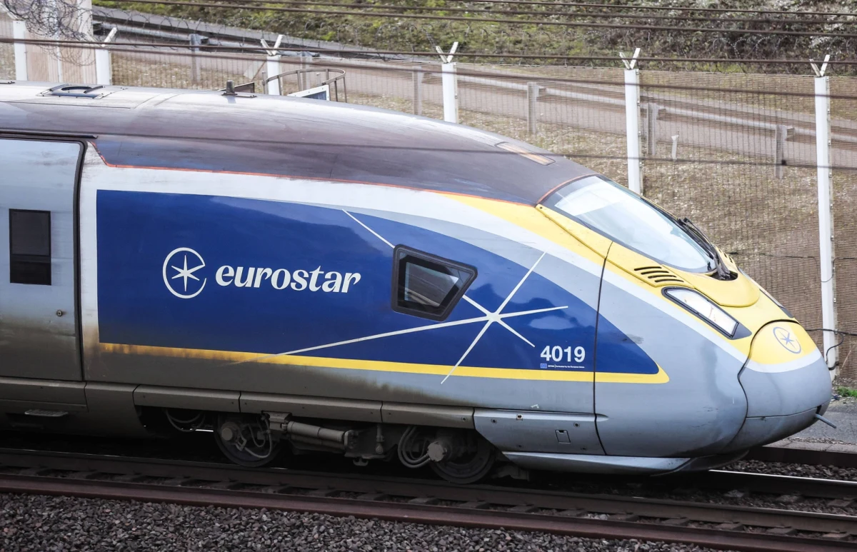 Eurostar - przewoźnik obsługujący połączenia kolejowe między Francją a Wielką Brytanią - informuje o poważnych utrudnieniach. Chodzi o problemy z zasilaniem w tunelu pod kanałem La Manche, przez który jadą pociągi dużych prędkości.