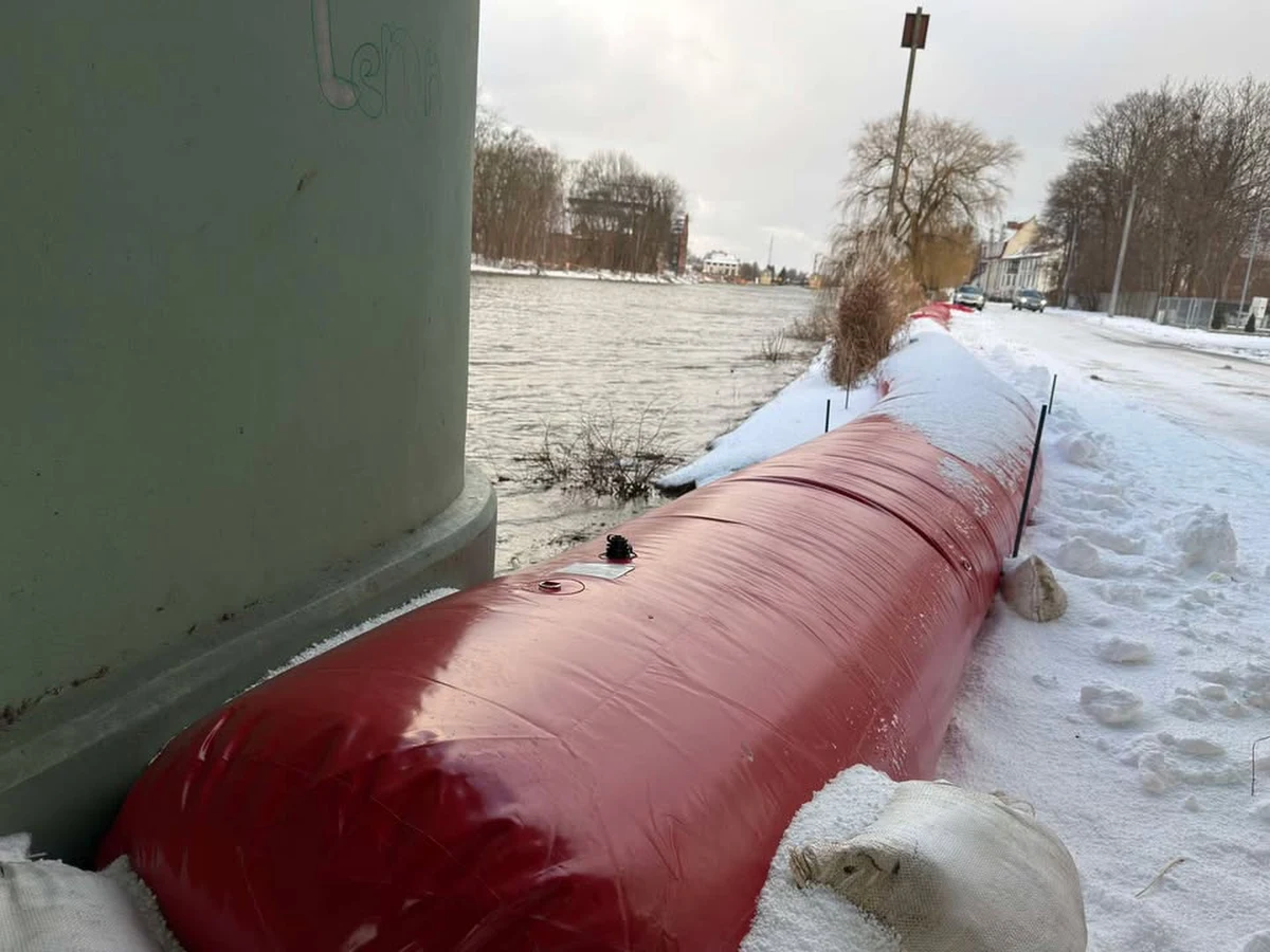 We wtorek rano poziom rzeki Elbląg w Elblągu przekroczył stan alarmowy, który wynosi 607 cm. W związku z tym prezydent miasta Michał Missan zdecydował o wprowadzeniu alarmu przeciwpowodziowego, który obowiązuje do odwołania. Taka decyzja oznacza podniesienie gotowości wszystkich służb miejskich w związku z możliwym wylaniem rzeki. Odwołano tez imprezę sylwestrową w mieście. 