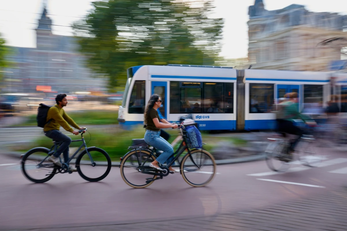 Naukowcy potwierdzają mechanizm, który intuicyjnie byliśmy chyba w stanie przewidzieć. Niektóre działania na rzecz ochrony klimatu mogą przynosić efekty odwrotne do zamierzonych i osłabiać społeczne przekonanie co do proekologicznych wartości. Najnowsze badania opublikowane w prestiżowym czasopiśmie "Nature Sustainability" rzucają nowe światło na skutki polityki klimatycznej, która coraz częściej staje się tematem gorących debat społecznych i politycznych. Okazuje się, że działąnia zmierzające do wymuszenia zmian stylu życia mogą nie tylko nie przyspieszyć transformacji, ale wręcz osłabić poparcie dla kolejnych działań ekologicznych.