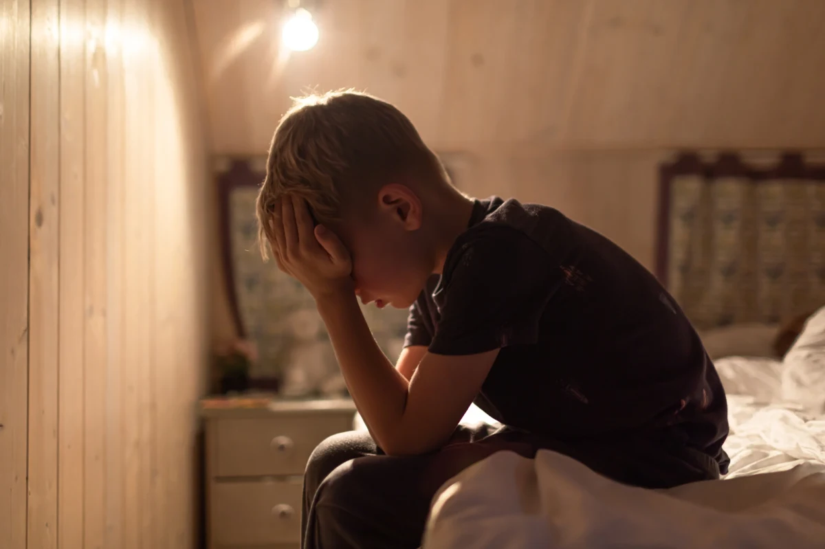 Do Sądu Rejonowego w Gdyni trafił akt oskarżenia przeciwko parze, która według śledczych przez tygodnie znęcała się psychicznie i fizycznie nad 5-letnim chłopcem. Dramat dziecka rozegrał się w czterech ścianach mieszkania, a szczegóły sprawy mrożą krew w żyłach. Według ustaleń prokuratury, chłopiec był bity, wyzywany, poniżany, a nawet przypalany papierosem. Oboje oskarżeni odpowiedzą przed sądem za swoje czyny.