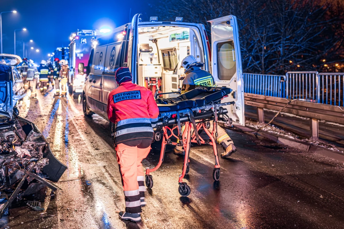 "Co roku odbieramy zgłoszenia o poważnych obrażeniach, którym naprawdę można było zapobiec" - mówi RMF FM Mateusz Andrzejewski, starszy operator numerów alarmowych. Noc z 31 grudnia na 1 stycznia to dla operatorów 112 jedno z największych wyzwań w roku. W krótkim czasie muszą przyjąć tysiące zgłoszeń, szybko ocenić ich pilność i przekazać je odpowiednim służbom, często w warunkach ogromnego przeciążenia.