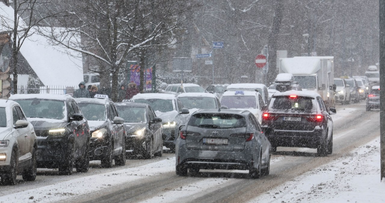 Atak zimy uderzy w kierowców. Śnieg, wichury i trudne warunki